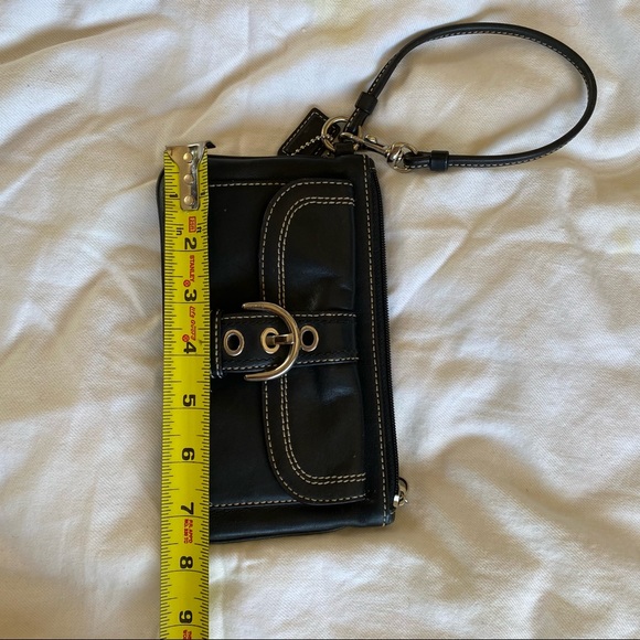 Coach genuine leather, zip up wristlet EUC - Picture 8 of 9